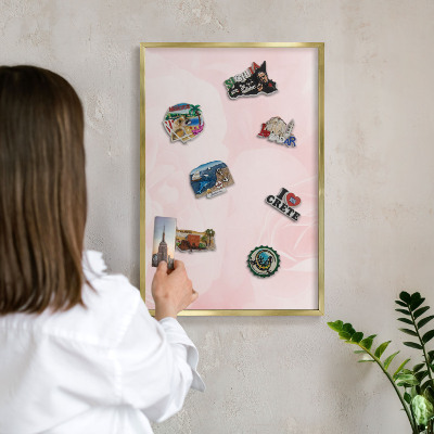 Metalen magneetbord met lijst in het goud Delicaat roze