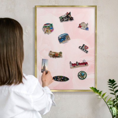 Metalen magneetbord met lijst in het goud Delicaat roze