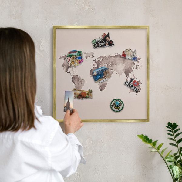 Metalen magneetbord met lijst in het goud Wereldkaart