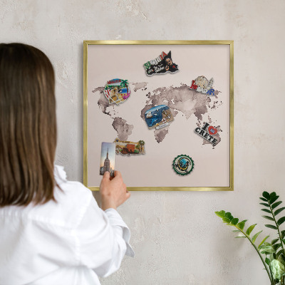 Metalen magneetbord met lijst in het goud Wereldkaart