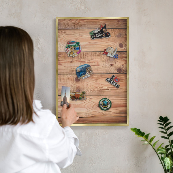 Metalen magneetbord met lijst in het goud Houten planken