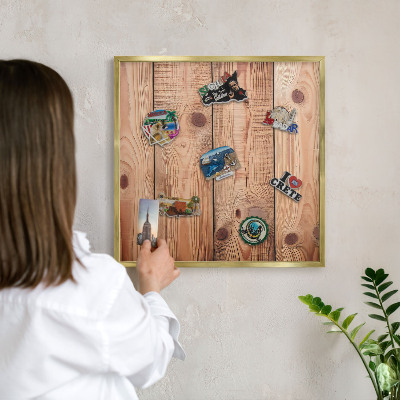Metalen magneetbord met lijst in het goud Houten planken