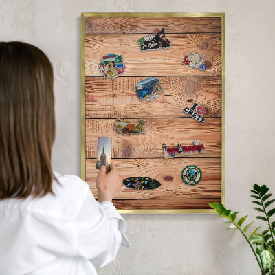 Metalen magneetbord met lijst in het goud Houten planken