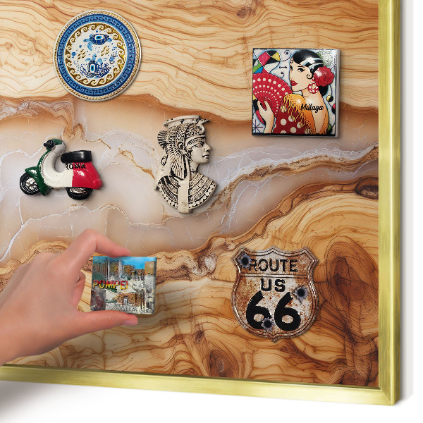Metalen magneetbord met lijst in het goud Houten elegantie
