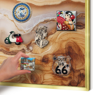 Metalen magneetbord met lijst in het goud Houten elegantie