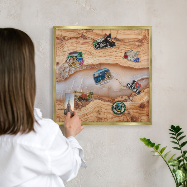 Metalen magneetbord met lijst in het goud Houten elegantie