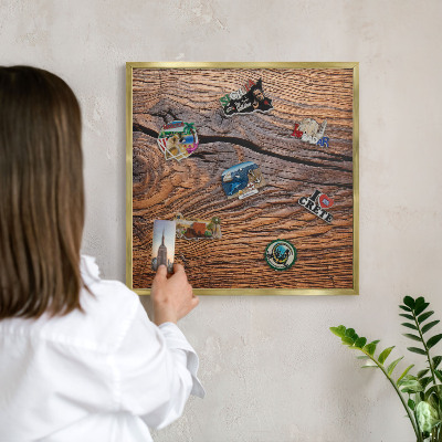 Metalen magneetbord met lijst in het goud Houtstructuur