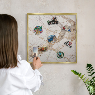 Metalen magneetbord met lijst in het goud Marmeren elegantie