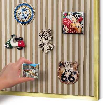 Metalen magneetbord met lijst in het goud Houten latten