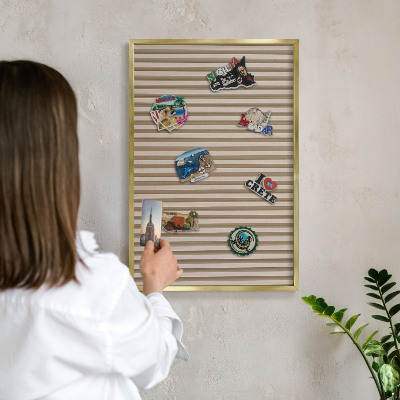 Metalen magneetbord met lijst in het goud Houten latten