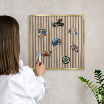 Metalen magneetbord met lijst in het goud Houten latten