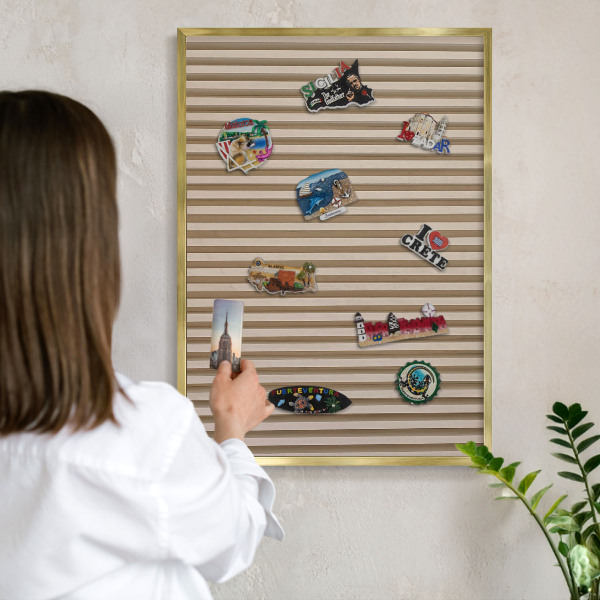 Metalen magneetbord met lijst in het goud Houten latten