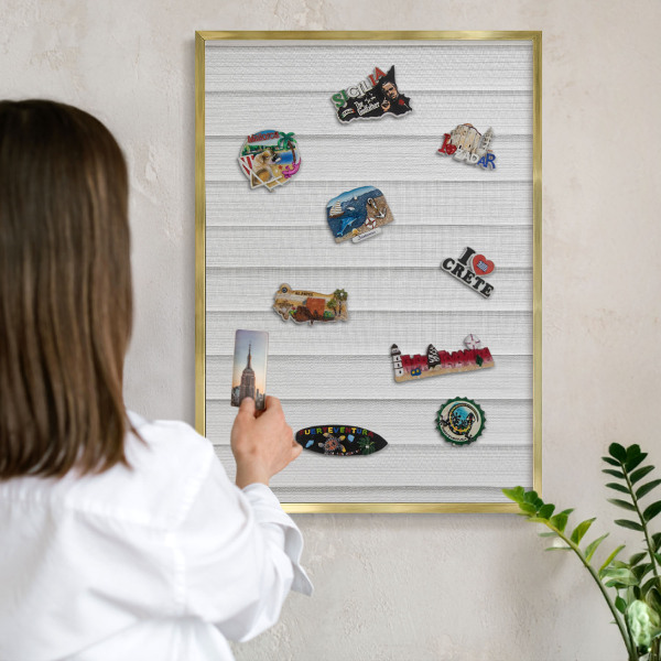 Metalen magneetbord met lijst in het goud Minimalistische strepen