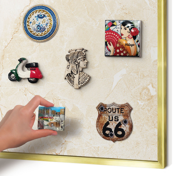 Metalen magneetbord met lijst in het goud Delicaat marmer