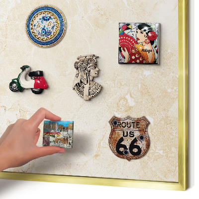 Metalen magneetbord met lijst in het goud Delicaat marmer