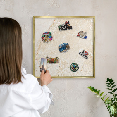 Metalen magneetbord met lijst in het goud Delicaat marmer