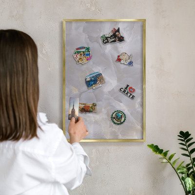 Metalen magneetbord met lijst in het goud Grijze elegantie