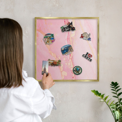 Metalen magneetbord met lijst in het goud Roze elegantie