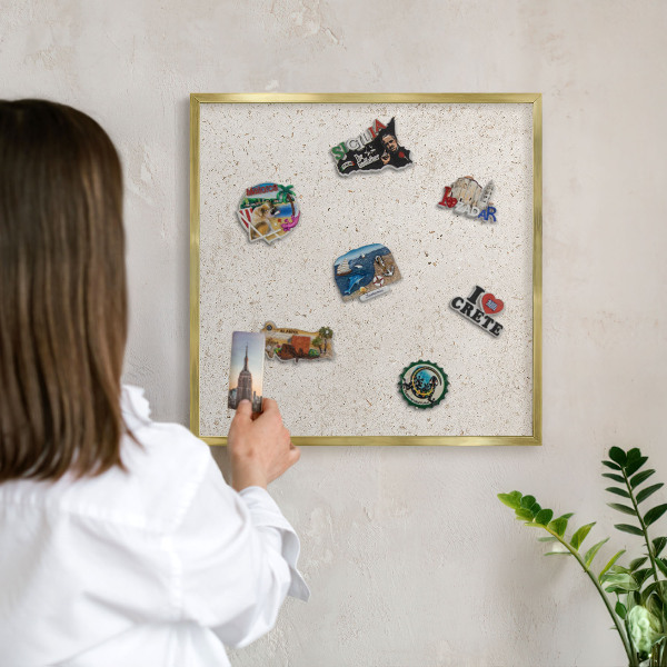 Metalen magneetbord met lijst in het goud Fijne achtergrond
