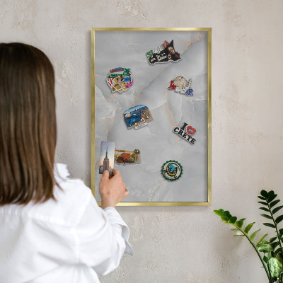 Metalen magneetbord met lijst in het goud Grijze aderen