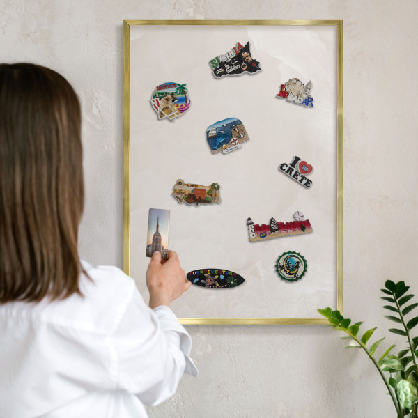 Metalen magneetbord met lijst in het goud Romige textuur