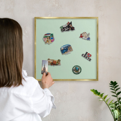 Metalen magneetbord met lijst in het goud Mintgroen