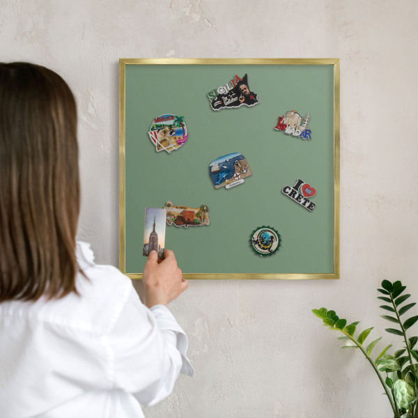 Metalen magneetbord met lijst in het goud Gedempt groen