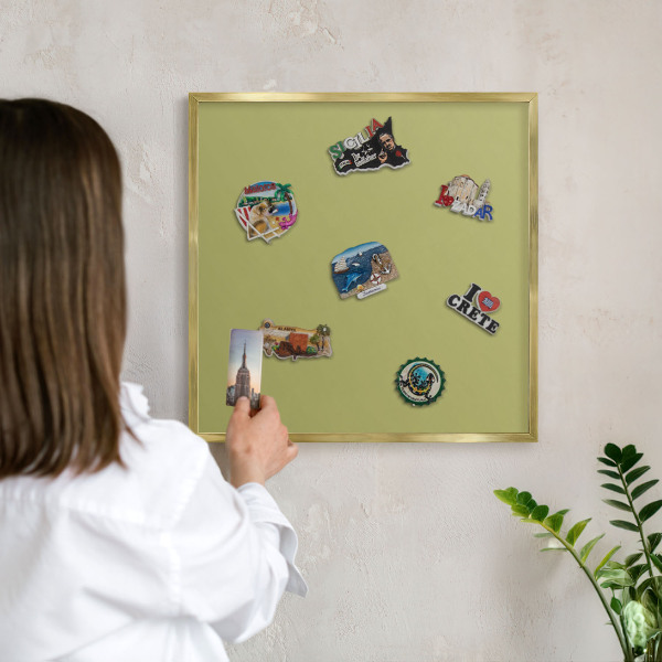 Metalen magneetbord met lijst in het goud Groene vintage
