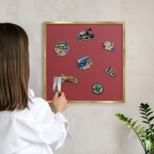 Magnetisch bord voor reismagneten met gouden lijst Bordeauxrode kleur