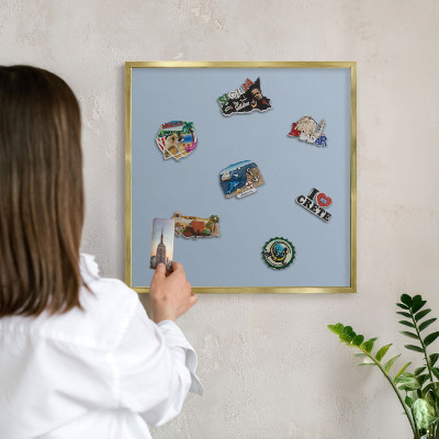 Metalen magneetbord met lijst in het goud Pastelblauw