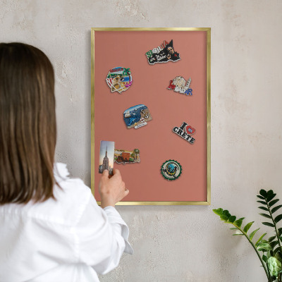 Metalen magneetbord met lijst in het goud Baksteenkleur
