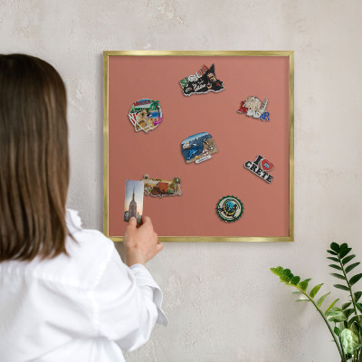 Metalen magneetbord met lijst in het goud Baksteenkleur