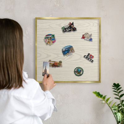 Metalen magneetbord met lijst in het goud Houten ringen