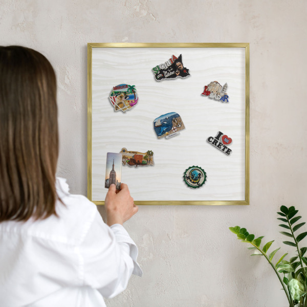 Metalen magneetbord met lijst in het goud Harmonie van lijnen