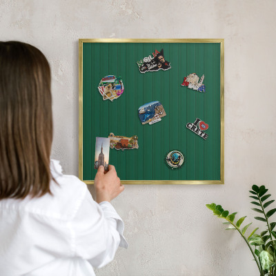 Metalen magneetbord met lijst in het goud Groene strepen