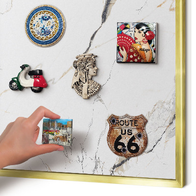 Metalen magneetbord met lijst in het goud Moderne elegantie