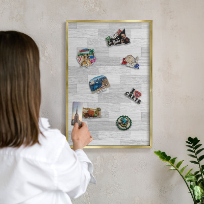 Metalen magneetbord met lijst in het goud Houtstructuur