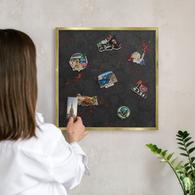 Metalen magneetbord met lijst in het goud Vulkanische lava