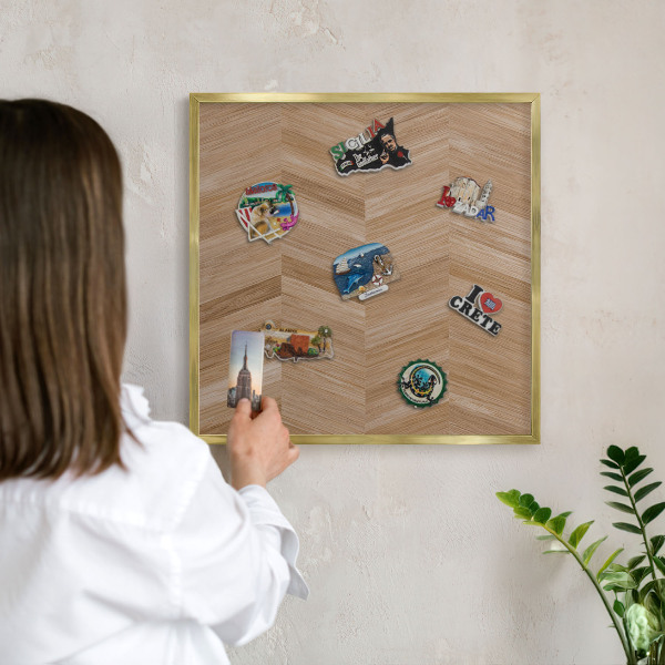 Metalen magneetbord met lijst in het goud Houten visgraatmotief