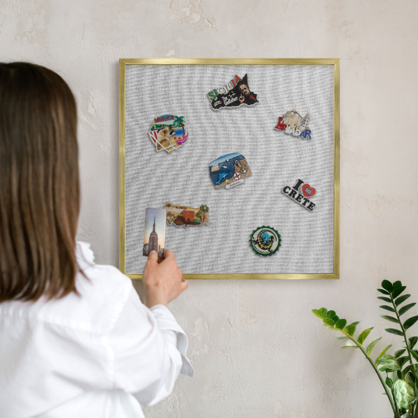 Metalen magneetbord met lijst in het goud Subtiele elegantie