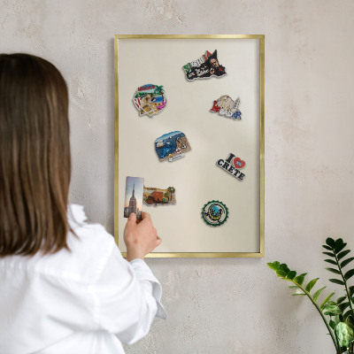Magnetisch bord voor reismagneten met gouden lijst Misttoon