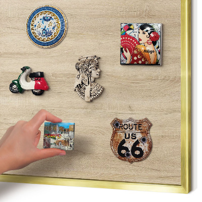 Metalen magneetbord met lijst in het goud Houten achtergrond