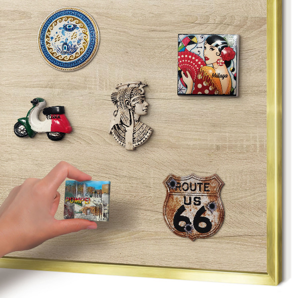 Metalen magneetbord met lijst in het goud Houten achtergrond