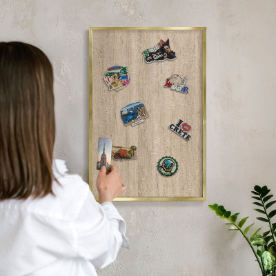 Metalen magneetbord met lijst in het goud Houten achtergrond
