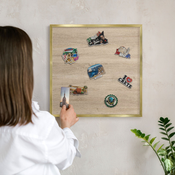 Metalen magneetbord met lijst in het goud Houten achtergrond