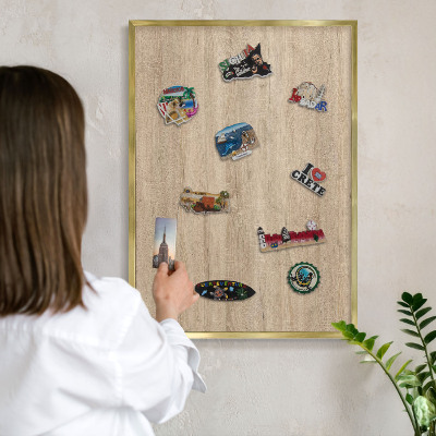 Metalen magneetbord met lijst in het goud Houten achtergrond