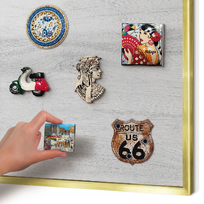 Metalen magneetbord met lijst in het goud Houten constructie