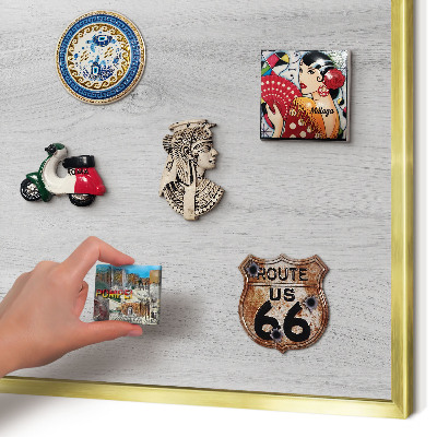 Metalen magneetbord met lijst in het goud Houten constructie