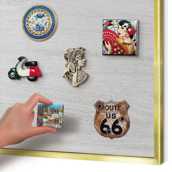 Metalen magneetbord met lijst in het goud Houten constructie