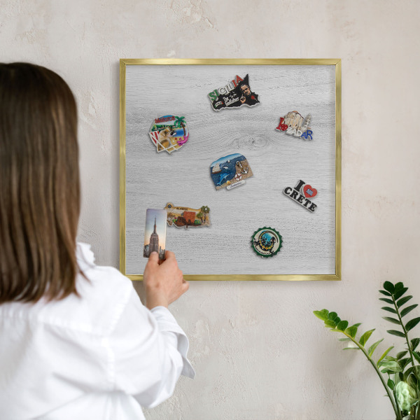 Metalen magneetbord met lijst in het goud Houten constructie